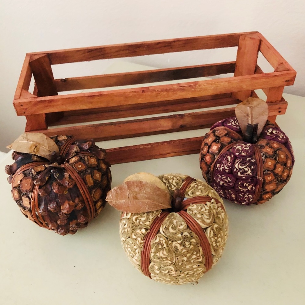 Set  of 3 pcs of pumpkin in a wooden bas